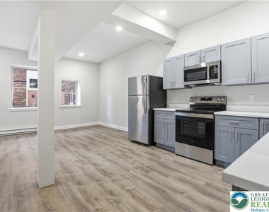 109 S Centre Street - Photo Thumbnail 1