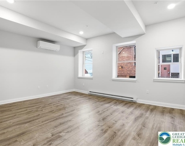 109 S Centre Street - Photo Thumbnail 3