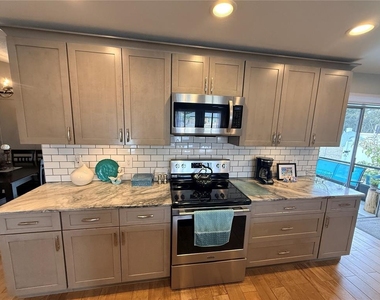 22497 Glen Avenue - Photo Thumbnail 9