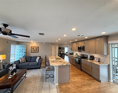 22497 Glen Avenue - Photo Thumbnail 10