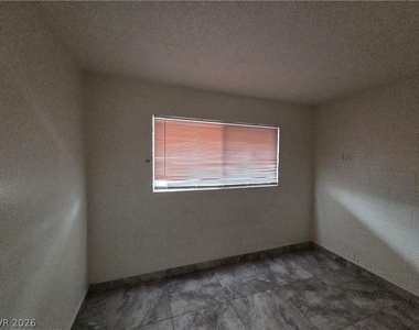 3712 Royal Crest Street - Photo Thumbnail 7