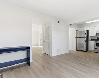 6520 Roswell Road - Photo Thumbnail 9