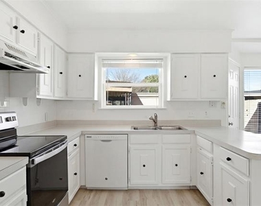 5810 Marina Drive - Photo Thumbnail 11