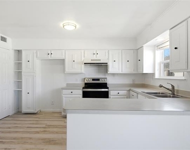 5810 Marina Drive - Photo Thumbnail 10