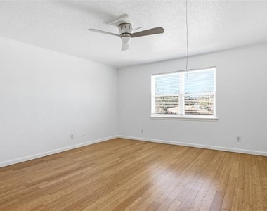 5810 Marina Drive - Photo Thumbnail 15