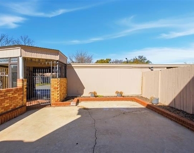 5810 Marina Drive - Photo Thumbnail 24