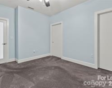 333 W Trade Street - Photo Thumbnail 12