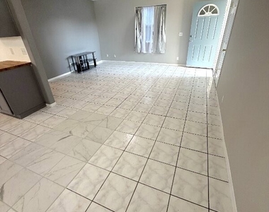 1503 W Adams Boulevard - Photo Thumbnail 4