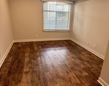 7660 Beverly Boulevard - Photo Thumbnail 5
