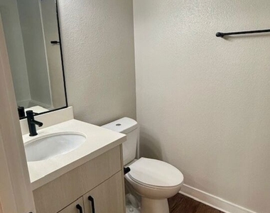 7660 Beverly Boulevard - Photo Thumbnail 4
