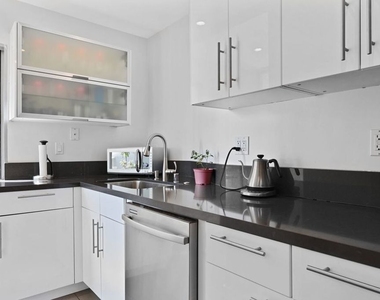 7250 Franklin Avenue - Photo Thumbnail 11