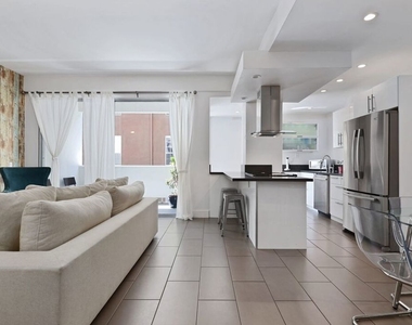 7250 Franklin Avenue - Photo Thumbnail 4