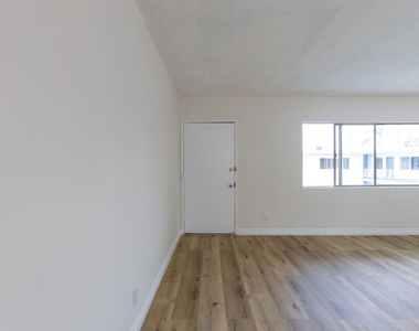 1295 Federal Avenue - Photo Thumbnail 6