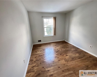 15 Hanover Square - Photo Thumbnail 11
