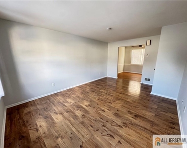 15 Hanover Square - Photo Thumbnail 14