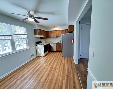 15 Hanover Square - Photo Thumbnail 3
