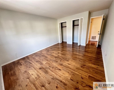 15 Hanover Square - Photo Thumbnail 6