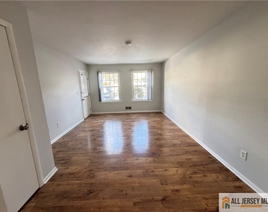 15 Hanover Square - Photo Thumbnail 1