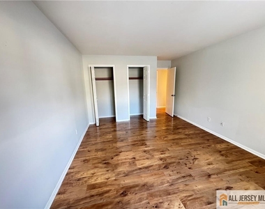 15 Hanover Square - Photo Thumbnail 7