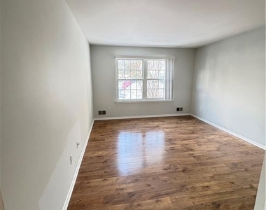 15 Hanover Square - Photo Thumbnail 9