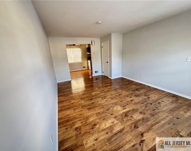 15 Hanover Square - Photo Thumbnail 15