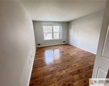 15 Hanover Square - Photo Thumbnail 8