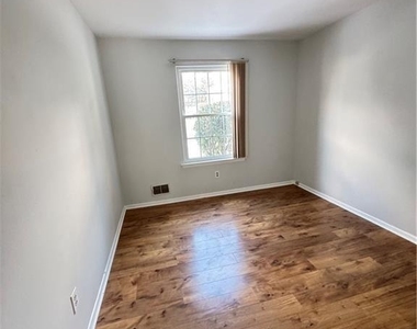 15 Hanover Square - Photo Thumbnail 10