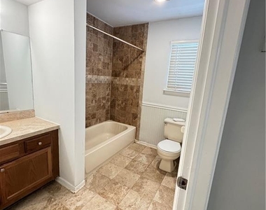15 Hanover Square - Photo Thumbnail 22