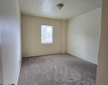 911 Bellevue Street Se - Photo Thumbnail 7