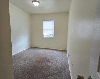 911 Bellevue Street Se - Photo Thumbnail 8
