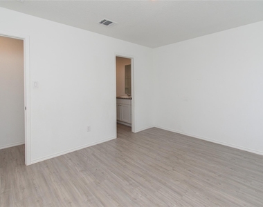 5812 San Geronimo - Photo Thumbnail 7