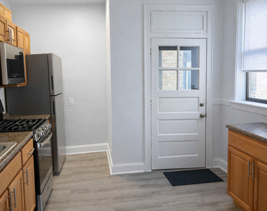 3610 N Claremont Avenue - Photo Thumbnail 8