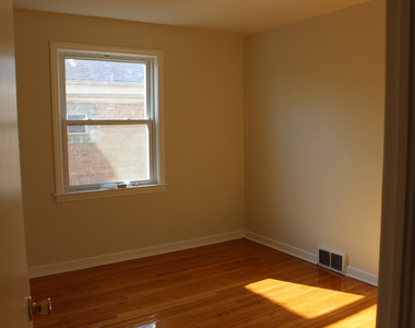 9119 La Crosse Avenue - Photo Thumbnail 4