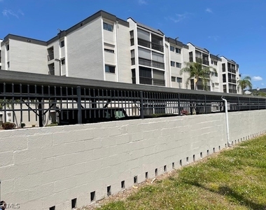 2121 Collier Avenue - Photo Thumbnail 4