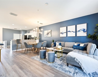 981 Hampton Circle - Photo Thumbnail 5