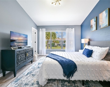 981 Hampton Circle - Photo Thumbnail 12