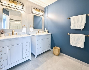 981 Hampton Circle - Photo Thumbnail 14