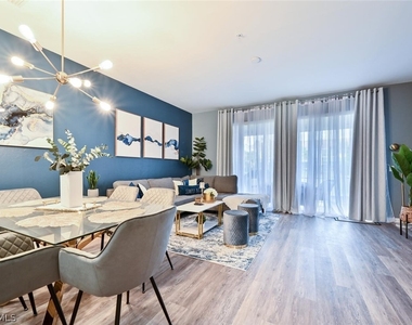 981 Hampton Circle - Photo Thumbnail 2