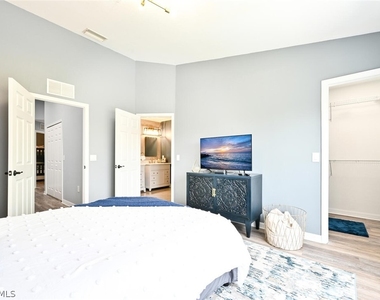 981 Hampton Circle - Photo Thumbnail 13