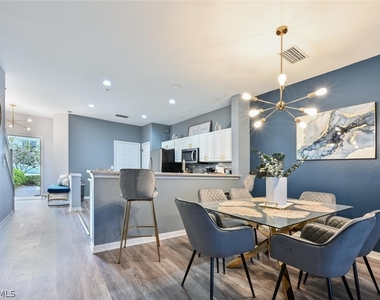 981 Hampton Circle - Photo Thumbnail 7