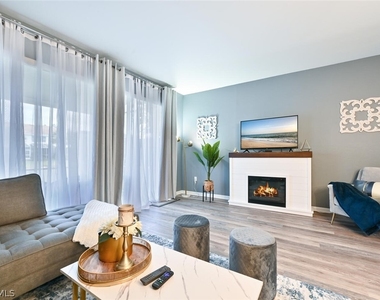 981 Hampton Circle - Photo Thumbnail 4