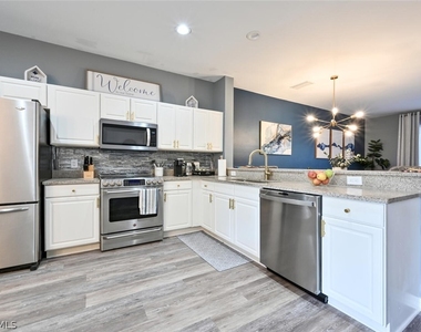 981 Hampton Circle - Photo Thumbnail 8