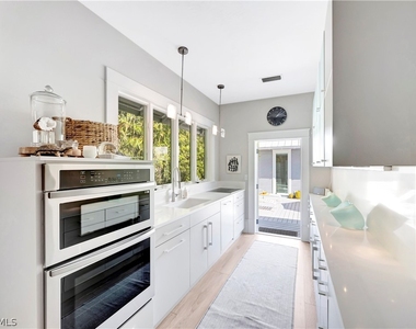1375 Gordon Drive - Photo Thumbnail 12