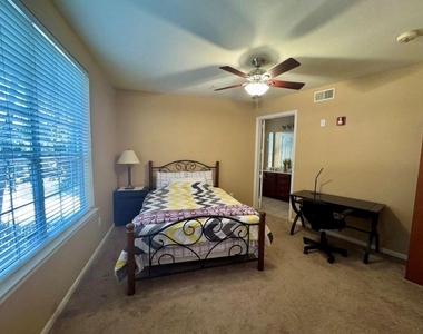 7575 Kirby Drive - Photo Thumbnail 9