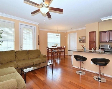 7575 Kirby Drive - Photo Thumbnail 5