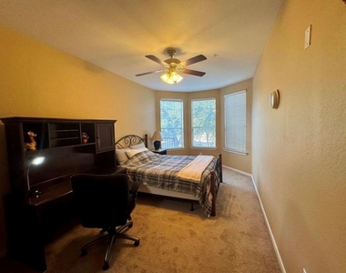 7575 Kirby Drive - Photo Thumbnail 10