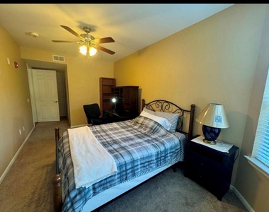 7575 Kirby Drive - Photo Thumbnail 8
