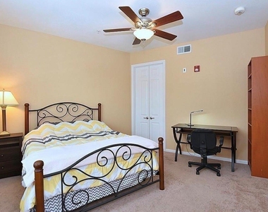 7575 Kirby Drive - Photo Thumbnail 6