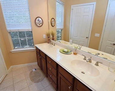 7575 Kirby Drive - Photo Thumbnail 7