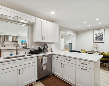 2302 S Arrawana Avenue - Photo Thumbnail 23